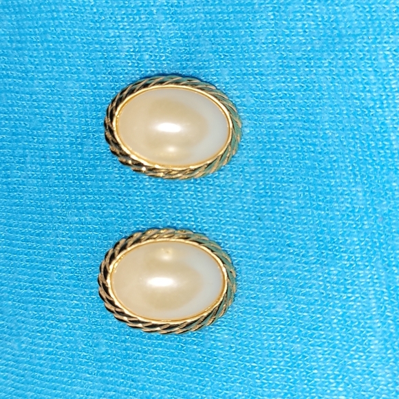 Vintage goldtone and white earrings - Picture 2 of 4